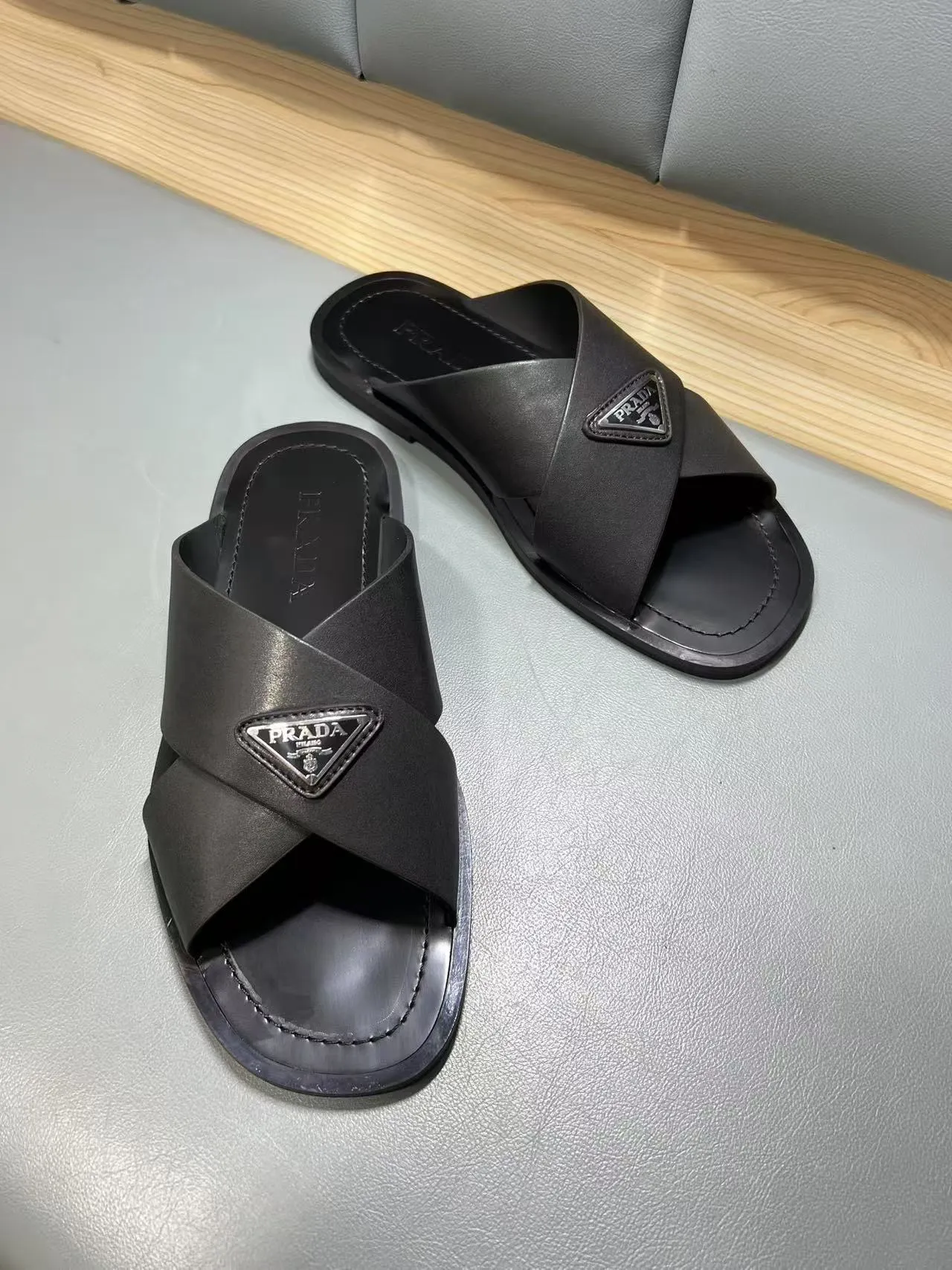 340💰PRADA Prada’s latest slippers are synchronized with the official website. This slipper is made of the brand’s unique and iconic Saffiano leather. The brand logo jumps out from the double straps, and the brand style is clearly visible. Cowhide gives men elegant charm and functional design, making it an ideal choice for vacation and leisure. Size:38-45